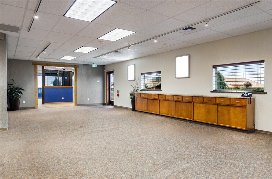 More Photos Of 1421 SW Barlow St, Oak Harbor General Retail For Sale