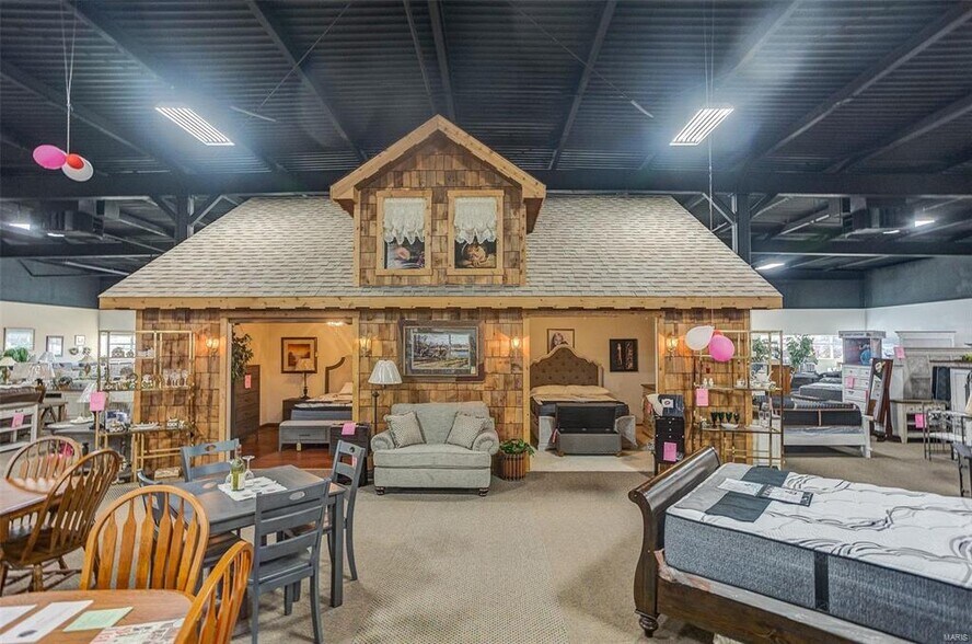 More Photos Of 5565 State Rt 154, Pinckneyville Showroom For Sale