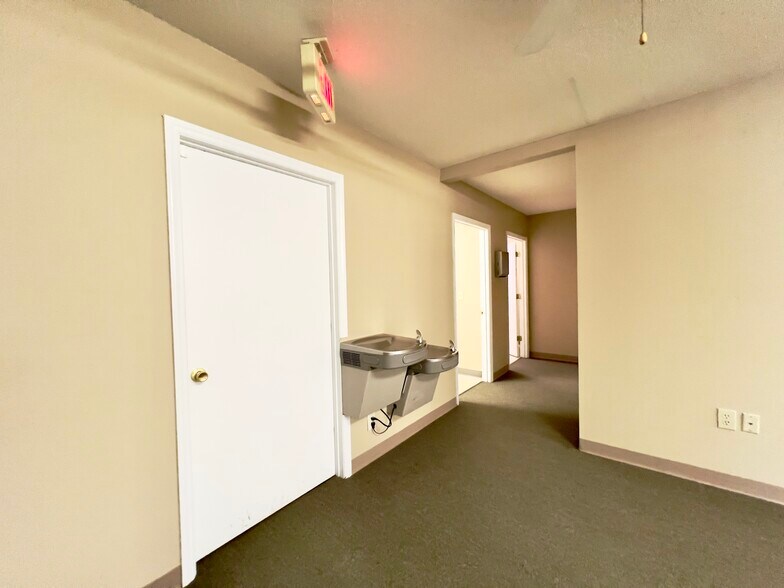 More Photos Of 735 S Broad St, Mooresville Office Residential For Lease