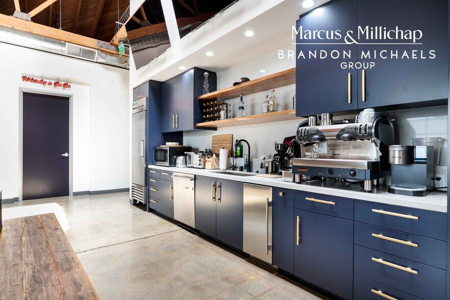 More Photos Of 2275 S Carmelina Ave, Los Angeles Showroom For Sale