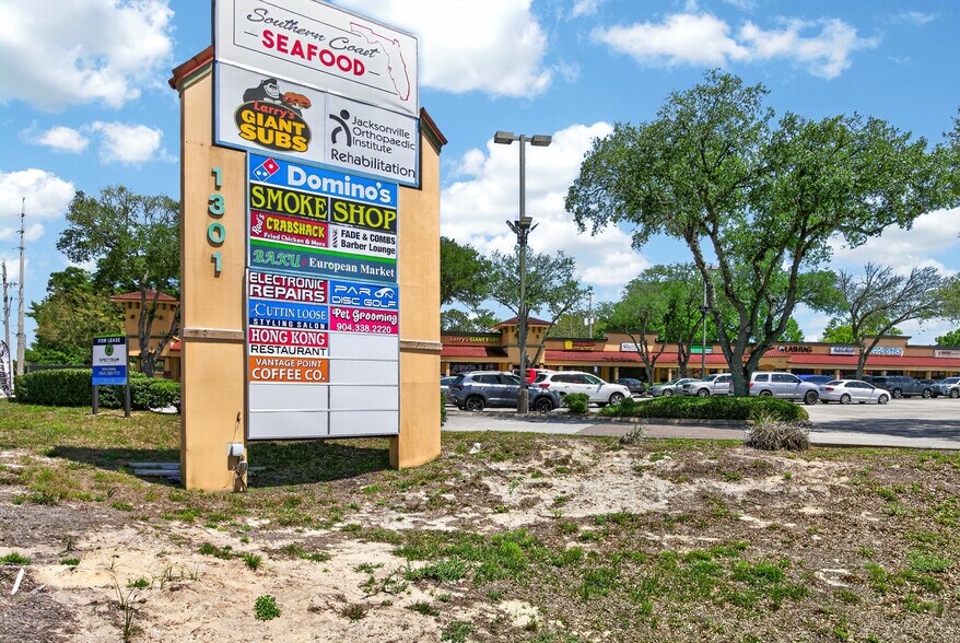 More Photos Of 1301 Monument Rd, Jacksonville General Retail For Lease