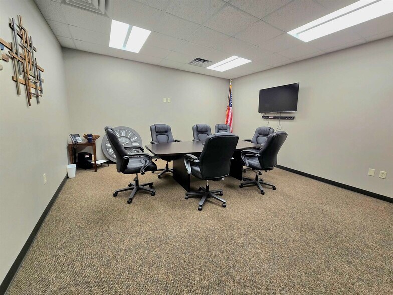 More Photos Of 1545 Associates Dr, Dubuque Office For Lease