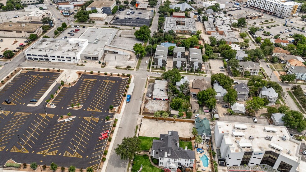 More Photos Of 201 W Poplar St, San Antonio Medical For Sale