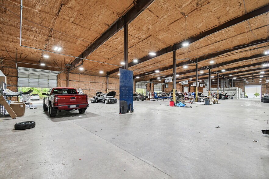 More Photos Of 4811 W Sligh Ave, Tampa Warehouse For Lease