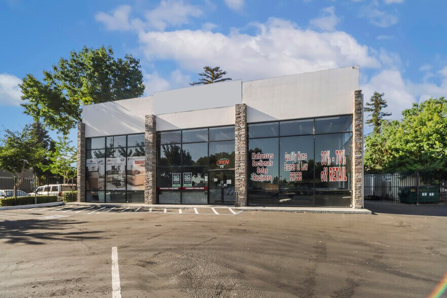 More Photos Of 73 W Court St, Woodland Freestanding For Sale