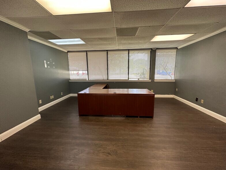 More Photos Of 11359 Kline Dr, Dallas Light Manufacturing For Lease