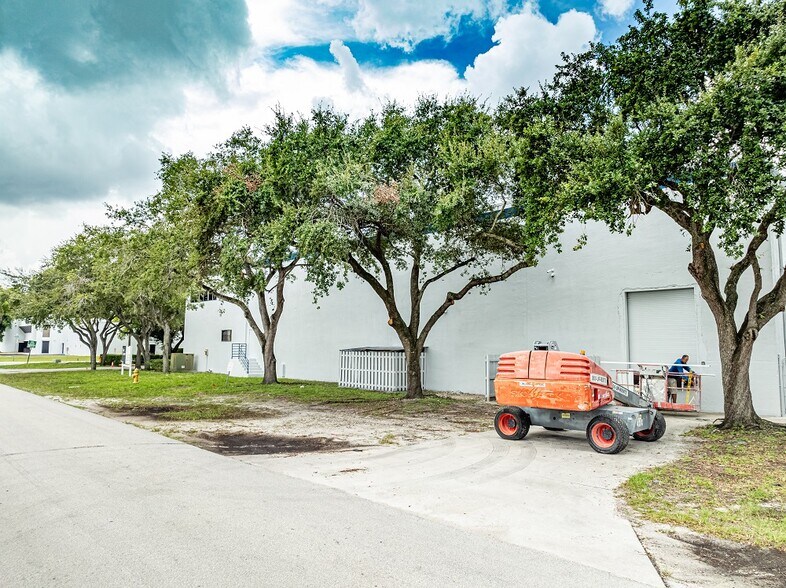 More Photos Of 4915 NW 159th St, Miami Lakes Warehouse For Lease