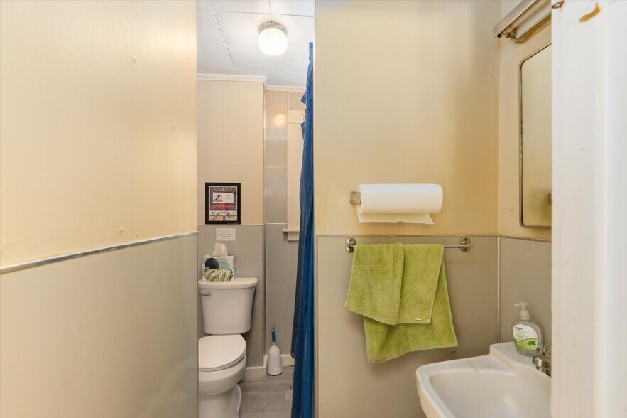 More Photos Of 32 Park Ave, Keene Office For Sale