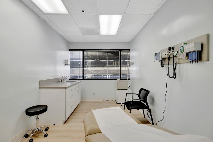 More Photos Of 18800 Delaware St, Huntington Beach Medical For Lease