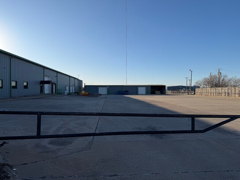 More Photos Of 8009 S I 35 Service Rd, Oklahoma City Manufacturing For Lease