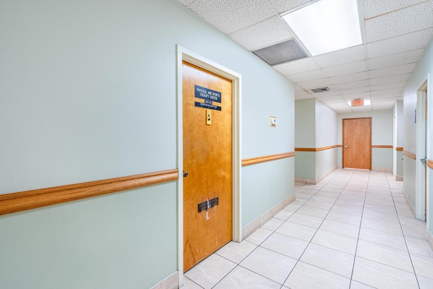 More Photos Of 7480 Fairway Dr, Miami Lakes Medical For Lease