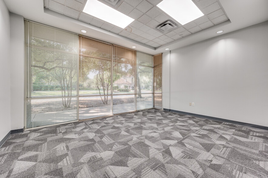More Photos Of 10105 W Technology Blvd, Dallas Unknown For Lease