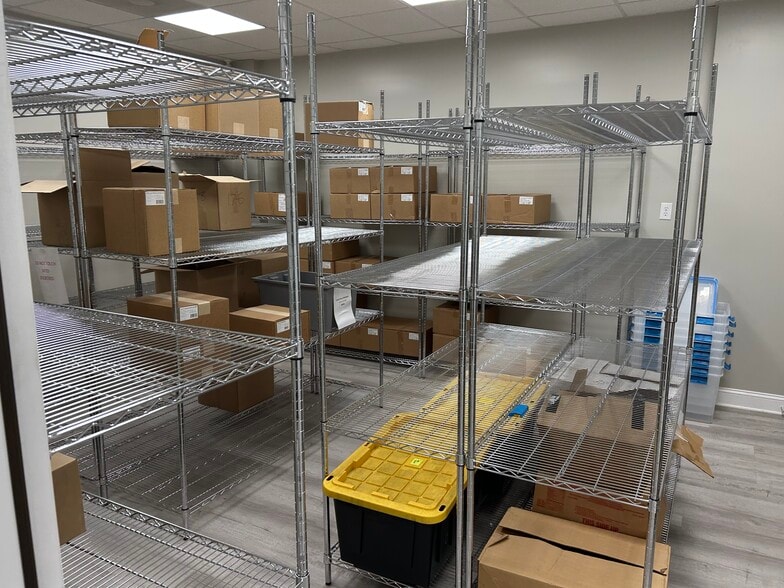 More Photos Of 1116 Old Logan Rd, Logan Flex For Lease