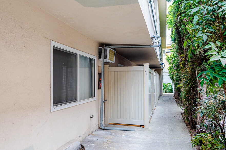 More Photos Of 553 N Flores St, Los Angeles Apartments For Sale