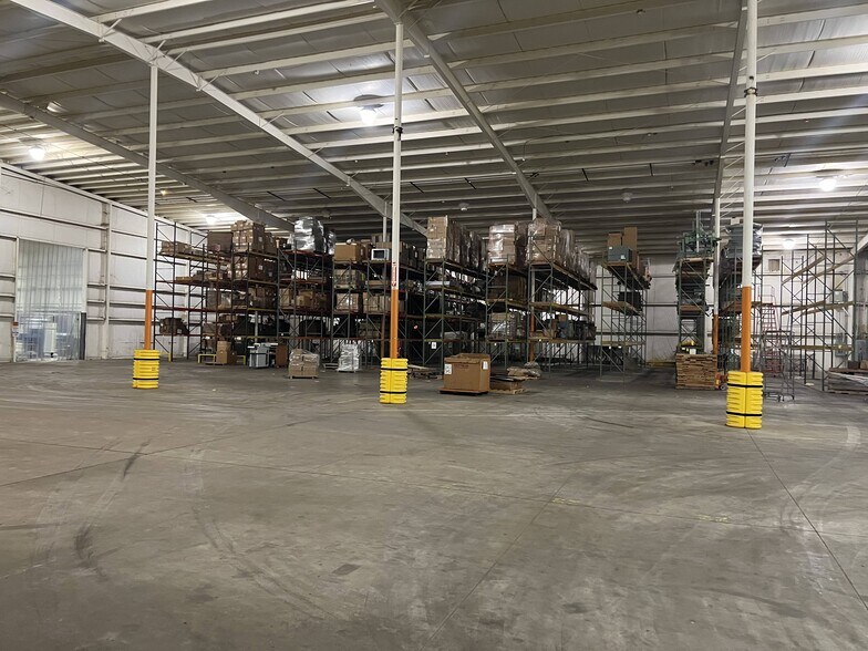 More Photos Of 102 N Sundale Rd, Norwich Warehouse For Lease