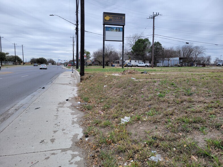 More Photos Of 942 Quintana Rd, San Antonio Land For Lease