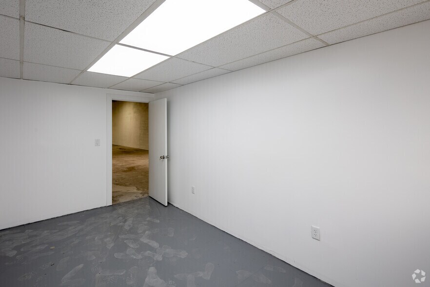 More Photos Of 18520-18590 NE 2nd Ave, Miami Warehouse For Lease