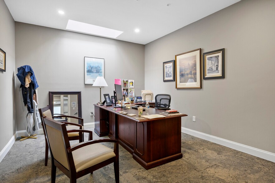 More Photos Of 76 N Pearl St, Albany Apartments For Lease