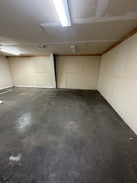 More Photos Of 721 N 2nd St, Rogers General Retail For Lease