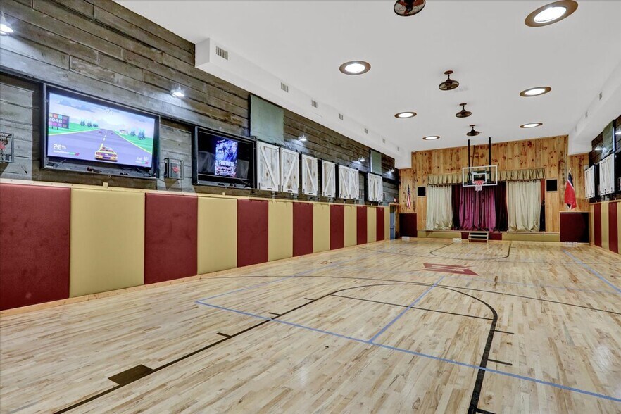 More Photos Of 22 New Holland ave, Shillington Sports And Entertainment For Sale