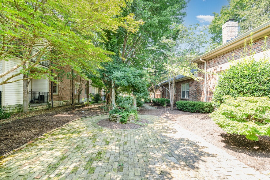 More Photos Of 137 3rd Ave N, Franklin Office For Lease