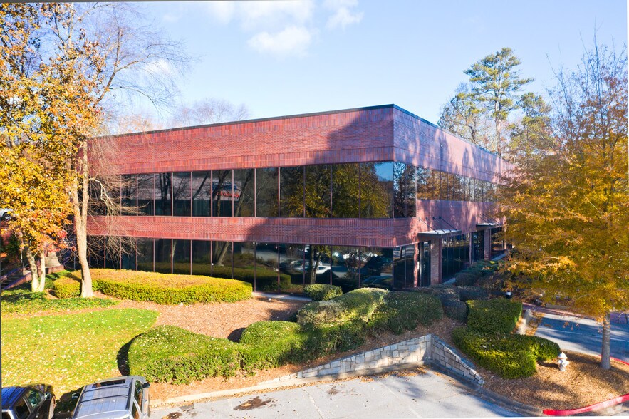 More Photos Of 8800 Roswell Rd, Atlanta Office For Sale
