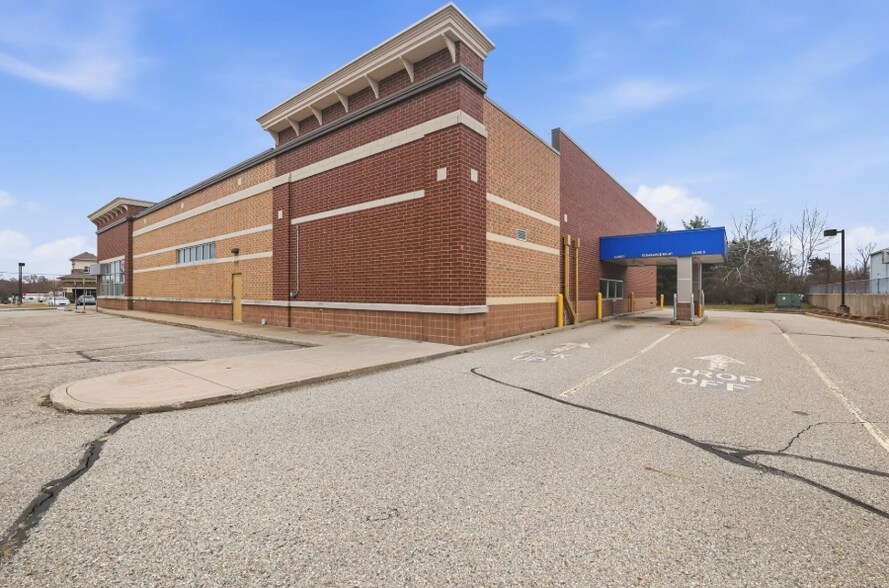 More Photos Of 4166 17 Mile Rd NE, Cedar Springs Drugstore For Sale
