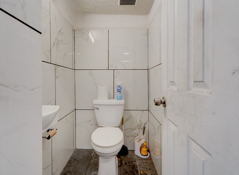 More Photos Of 205 N Dixie Hwy, Hallandale Beach Service For Sale
