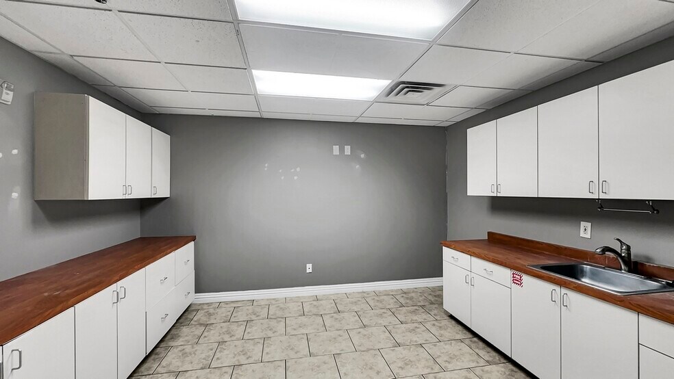 More Photos Of 3585 E Flamingo Rd, Las Vegas Loft Creative Space For Lease