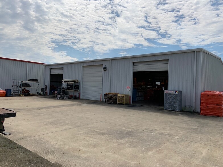 More Photos Of 2145 Stillwater, Beaumont Warehouse For Lease