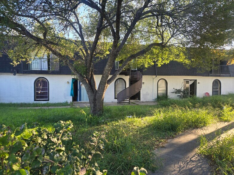 More Photos Of 1200 E Houston St, Beeville Apartments For Sale