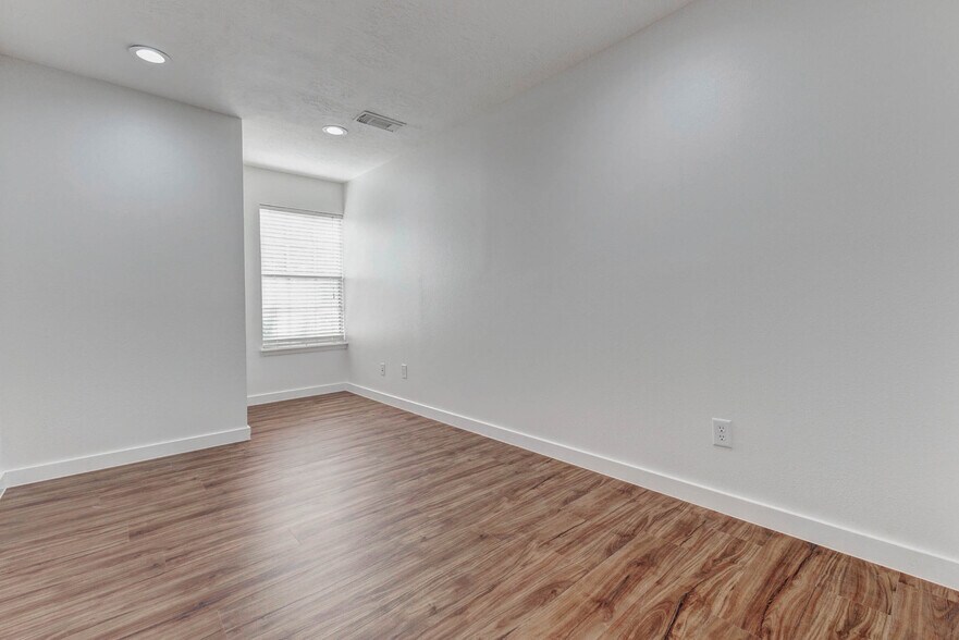 More Photos Of 1324 Avenue D, Katy Medical For Sale