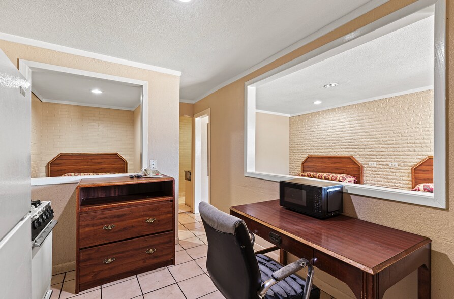 More Photos Of 1907 Lamar Ave, Paris Hotel For Sale