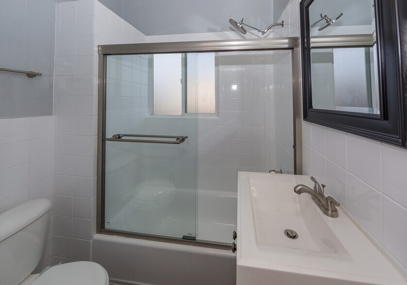 More Photos Of 1735 E 10th St, Long Beach Apartments For Sale