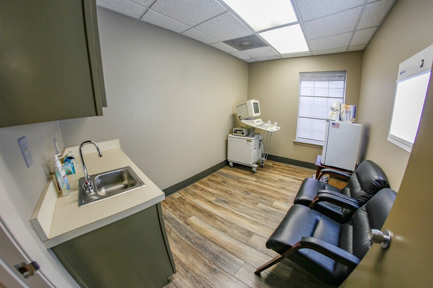 More Photos Of 4550 Lamar Ave, Paris Rehabilitation Center For Lease