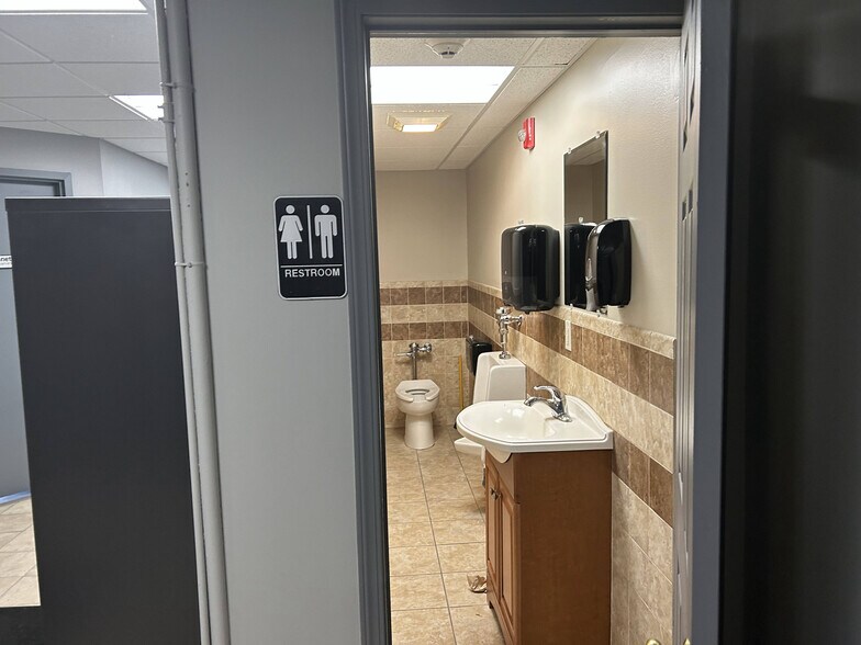 More Photos Of 70 Ridge Rd, Ontario Showroom For Lease