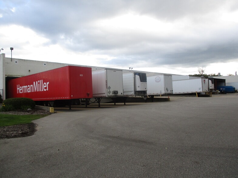 More Photos Of 2800 Estes St, Norton Shores Manufacturing For Sale