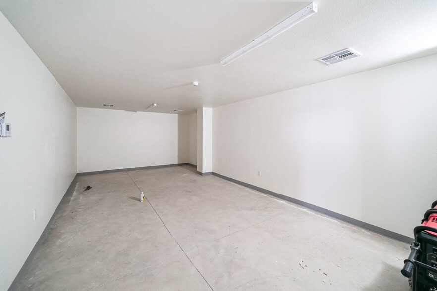 More Photos Of 2330 E Kaviland Ave, Fresno Light Manufacturing For Sale