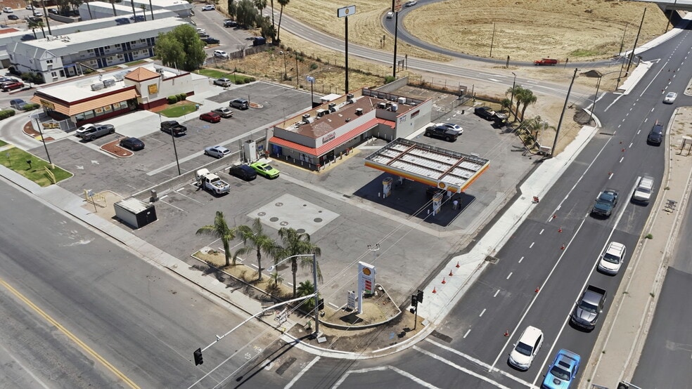 More Photos Of 8101 E Brundage Ln, Bakersfield Service Station For Sale