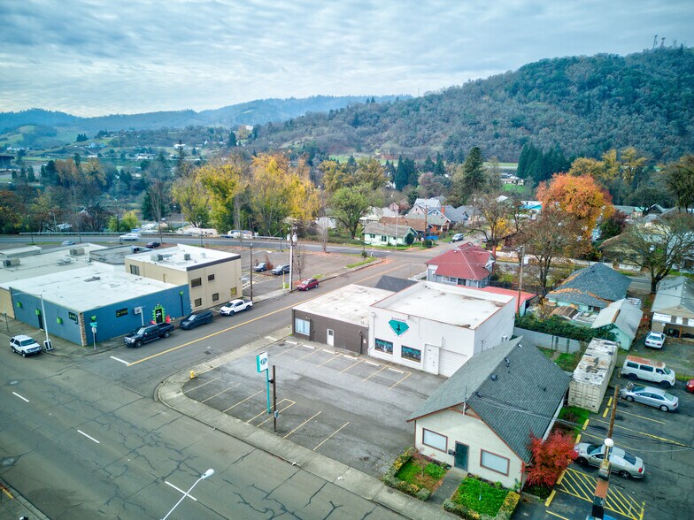 More Photos Of 1560 SE Stephens St, Roseburg Freestanding For Sale