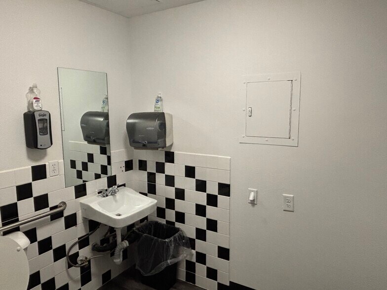 More Photos Of 1306 E Calvada Blvd, Pahrump Office Residential For Lease
