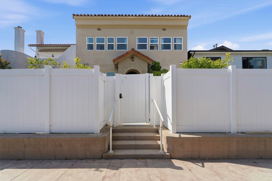 More Photos Of 117 Paloma Ave, Venice Apartments For Sale