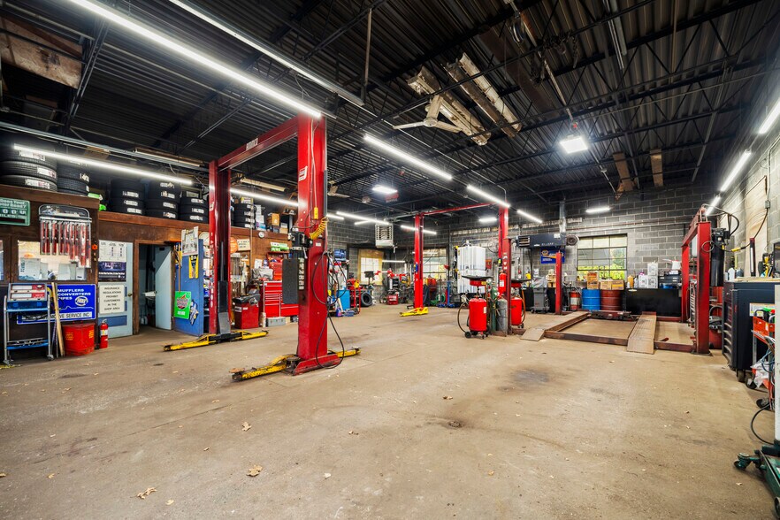 More Photos Of 457 Spring St, Windsor Locks Auto Repair For Sale