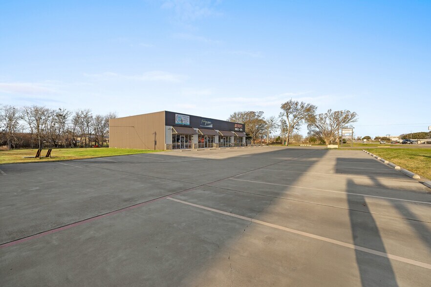 More Photos Of 1417 W State Highway 71, La Grange General Retail For Lease