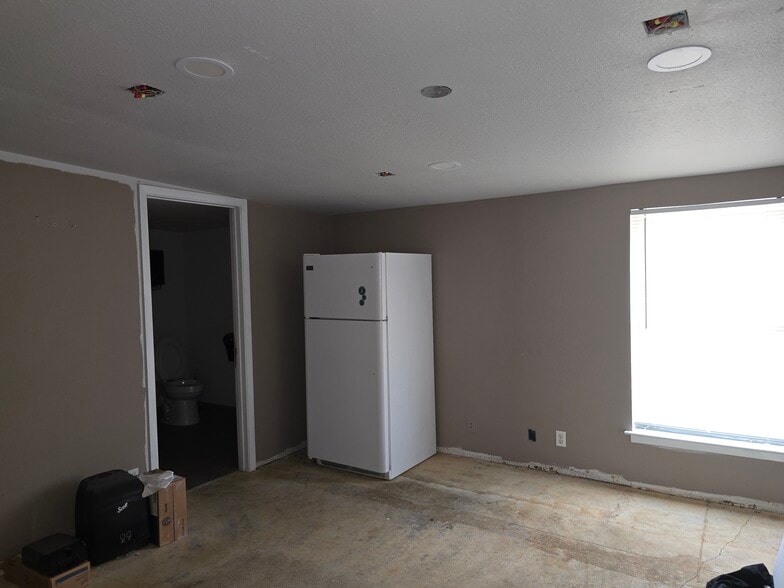 More Photos Of 10000 McCullough Ave, San Antonio Distribution For Sale