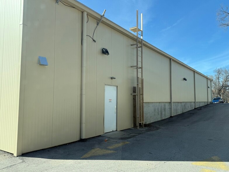 More Photos Of 503 E Main St, Willow Springs General Retail For Sale