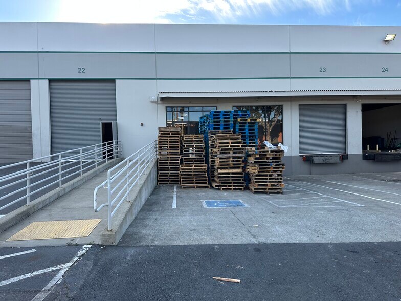 More Photos Of 1979-1999 Davis St, San Leandro Distribution For Lease