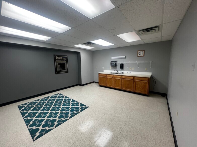 More Photos Of 7858 Industrial Pky, Plain City Warehouse For Lease