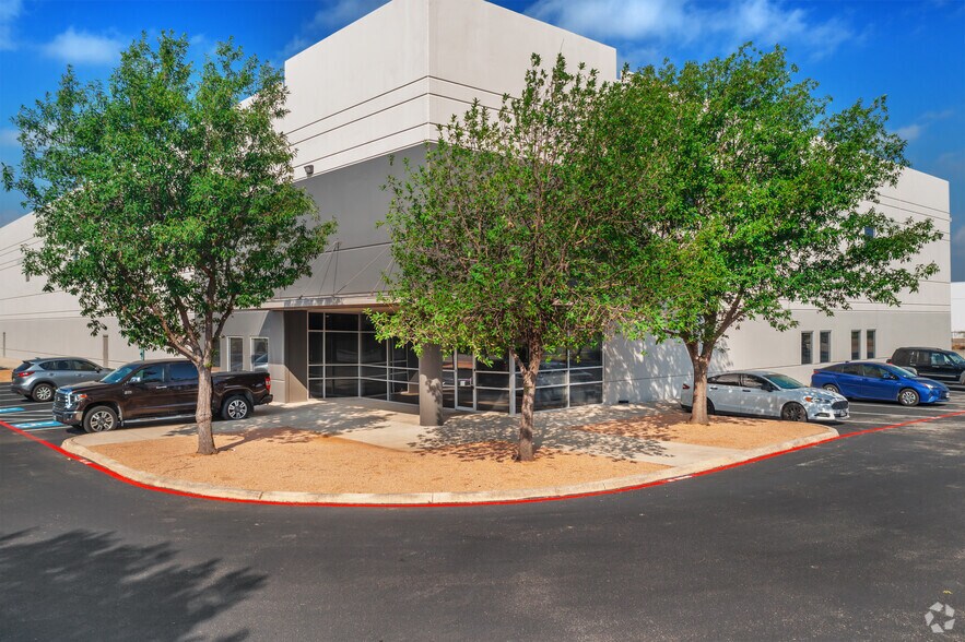 More Photos Of 1803 Grandstand Dr, San Antonio Warehouse For Lease