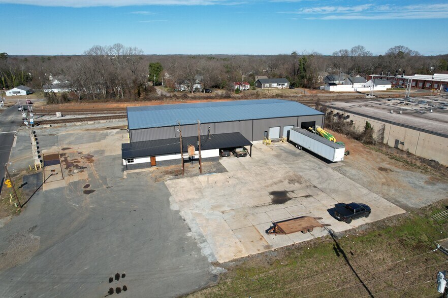 More Photos Of 300 E Henderson St, Salisbury Manufacturing For Sale